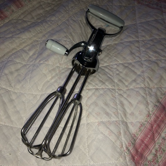 Vintage Hand Mixer with White Handles - farmhouse ready - off the grid- camping - Picture 8 of 8